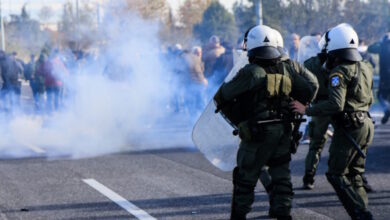 Τρεις-συλλήψεις-αγροτών-στα-επεισόδια-με-τραυματίες-και-δακρυγόνα-στη-Θεσσαλία-–-Αποφάσισαν-νέο-κλείσιμο-Εθνικών-Οδών-από-τη-Δευτέρα