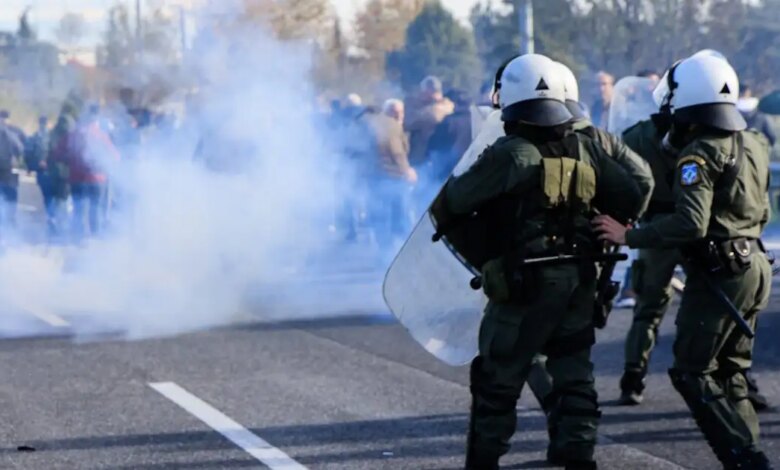 Τρεις-συλλήψεις-αγροτών-στα-επεισόδια-με-τραυματίες-και-δακρυγόνα-στη-Θεσσαλία-–-Αποφάσισαν-νέο-κλείσιμο-Εθνικών-Οδών-από-τη-Δευτέρα