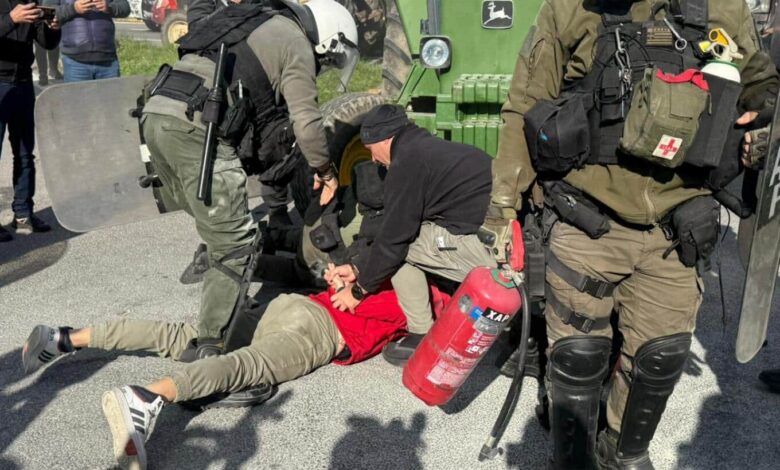 Τρεις-συλλήψεις-στα-αγροτικά-μπλόκα-–-Τραυματίες-δύο-αστυνομικοί