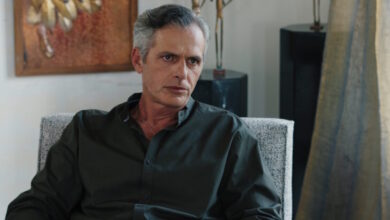 Γη-της-ελιάς-–-επόμενα-επεισόδια:-Ο-Αντώνης-αναθέτει-στην-Αμαλία-να-βάλει-ανθρώπους-να-κλέψουν-τη-βαλίτσα-της-Χριστιάνας