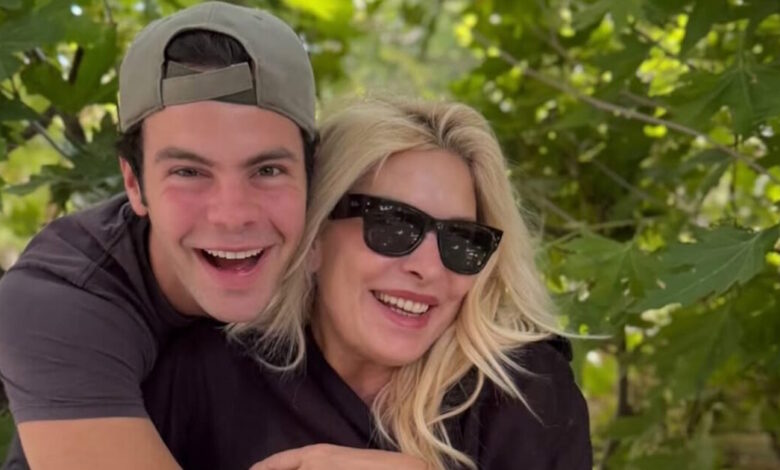 Ελένη-Μενεγάκη:-Οι-ευχές-για-τα-γενέθλια-του-γιου-της,-Άγγελου-Λάτσιου-και-οι-σπάνιε-πόζες-από-το-παρελθόν