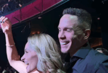 Ο-Λευτέρης-Πετρούνιας-γιόρτασε-τα-γενέθλιά-του-στα-μπουζούκια-και-δέχτηκε-απρόσμενη-έκπληξη-από-οικογένεια-και-φίλους