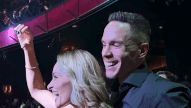 Ο-Λευτέρης-Πετρούνιας-γιόρτασε-τα-γενέθλιά-του-στα-μπουζούκια-και-δέχτηκε-απρόσμενη-έκπληξη-από-οικογένεια-και-φίλους