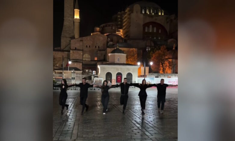 Έλληνες-χόρεψαν-χασάπικο-μπροστά-στην-Αγία-Σοφία:-«Είναι-ΑΙ»,-σχολιάζουν-οι-Τούρκοι