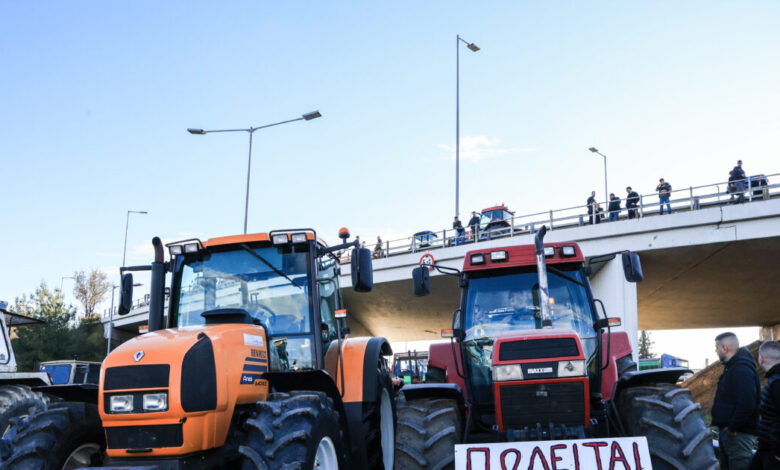 Ανησυχία-στο-Μέγαρο-Μαξίμου-για-τα-μπλόκα των-αγροτών:-Δέσμευση-για-«δεύτερη-κατανομή»-με-υψηλότερες-ενισχύσεις