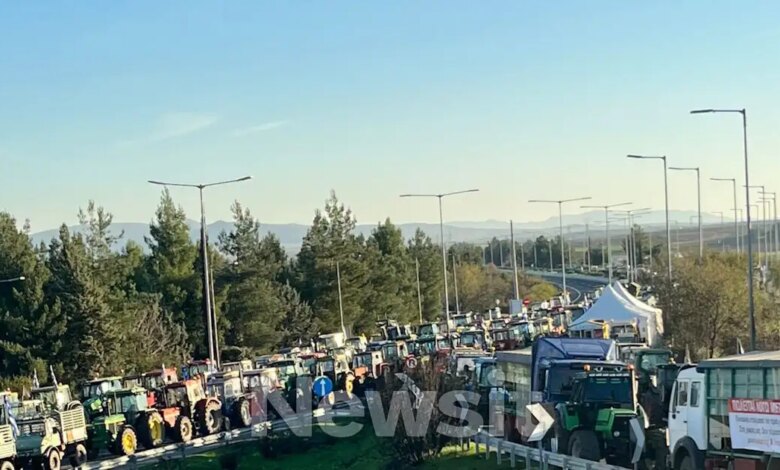 Αγρότες:-Αμέτρητα-τρακτέρ-στην-εθνική-οδό-στον-κόμβο-της-Νίκαιας-–-«Ο-δρόμος-δεν-θα-ανοίξει-για-κανένα-λόγο»