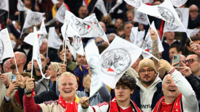 Ο-Άγιαξ-κλείνει-μόνος-του-την-κερκίδα-των-οργανωμένων-οπαδών-μετά-τη-διακοπή-του-αγώνα-με-την-Γκρόνινγκεν