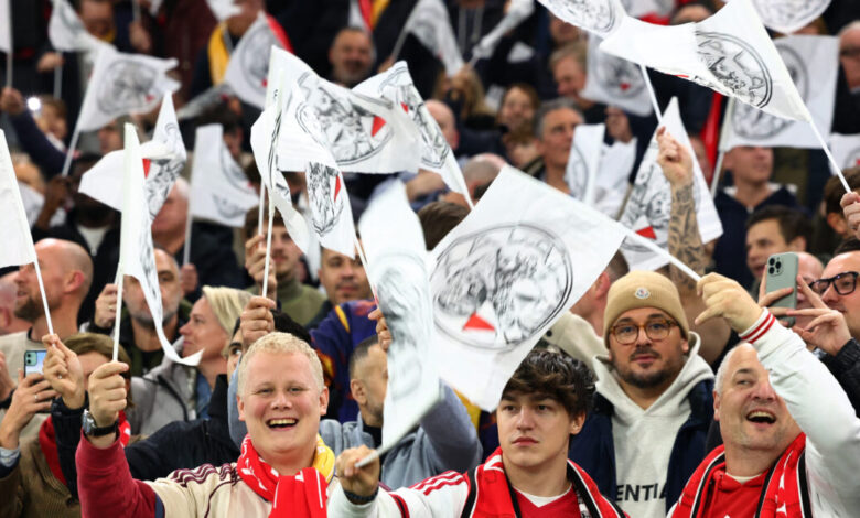 Ο-Άγιαξ-κλείνει-μόνος-του-την-κερκίδα-των-οργανωμένων-οπαδών-μετά-τη-διακοπή-του-αγώνα-με-την-Γκρόνινγκεν