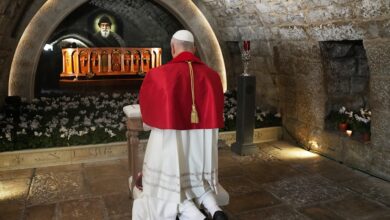 «Μακάριοι-οι-ειρηνοποιοί»:-Ο-Πάπας-Λέων-ΙΔ’-επισκέφθηκε-τον-τάφο-του-Αγίου-Σαρμπέλ-στον-Λίβανο