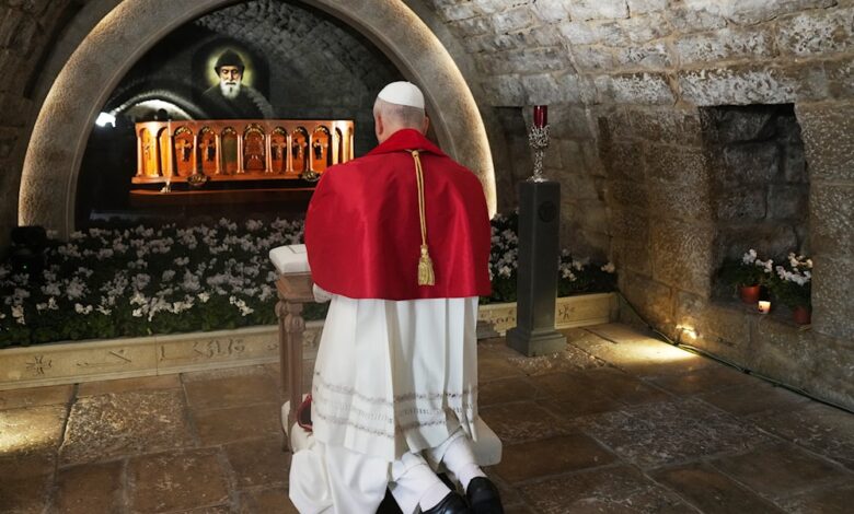 «Μακάριοι-οι-ειρηνοποιοί»:-Ο-Πάπας-Λέων-ΙΔ’-επισκέφθηκε-τον-τάφο-του-Αγίου-Σαρμπέλ-στον-Λίβανο