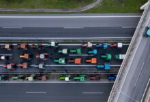 «Φωτιά»-στα-μπλόκα:-Αγρότες-κλείνουν-δρόμους,-η-κυβέρνηση-«σκληραίνει»-τη-στάση