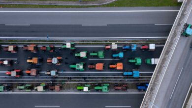 «Φωτιά»-στα-μπλόκα:-Αγρότες-κλείνουν-δρόμους,-η-κυβέρνηση-«σκληραίνει»-τη-στάση