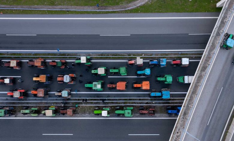 «Φωτιά»-στα-μπλόκα:-Αγρότες-κλείνουν-δρόμους,-η-κυβέρνηση-«σκληραίνει»-τη-στάση