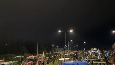 Μπλόκα-αγροτών:-nύχτα-στον-κόμβο-της-Νίκαιας,-στα-Μάλγαρα-και-στον-Ε65-–-Πολλαπλασιάζονται-οι-κλειστοί-δρόμοι-από-την-Τρίτη