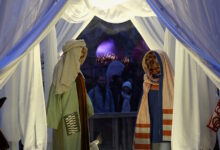 Χριστούγεννα:-Απρόσωπη-«συμπεριληπτική»-φάτνη-στις-Βρυξέλλες-–-Άρπαξαν-το-κεφάλι-από-το-Θείο-Βρέφος