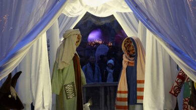 Χριστούγεννα:-Απρόσωπη-«συμπεριληπτική»-φάτνη-στις-Βρυξέλλες-–-Άρπαξαν-το-κεφάλι-από-το-Θείο-Βρέφος