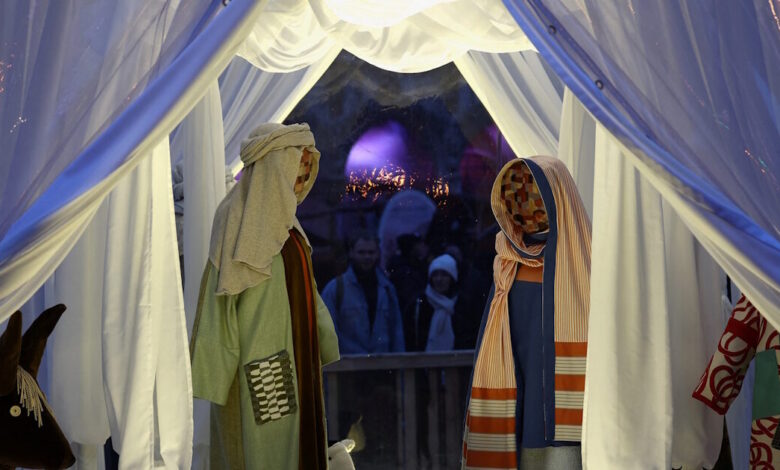 Χριστούγεννα:-Απρόσωπη-«συμπεριληπτική»-φάτνη-στις-Βρυξέλλες-–-Άρπαξαν-το-κεφάλι-από-το-Θείο-Βρέφος