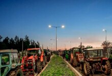 Οι-αγρότες-στρατοπέδευσαν-στο-μπλόκο-της-Νίκαιας-–-1000-τρακτέρ,-σκηνές-ψησταριές-και-σόμπες-στην-εθνική-οδό