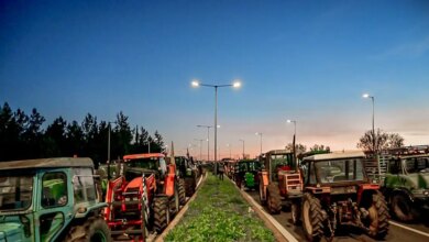 Οι-αγρότες-στρατοπέδευσαν-στο-μπλόκο-της-Νίκαιας-–-1000-τρακτέρ,-σκηνές-ψησταριές-και-σόμπες-στην-εθνική-οδό