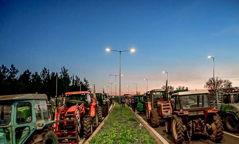 Οι-αγρότες-στρατοπέδευσαν-στο-μπλόκο-της-Νίκαιας-–-1000-τρακτέρ,-σκηνές-ψησταριές-και-σόμπες-στην-εθνική-οδό