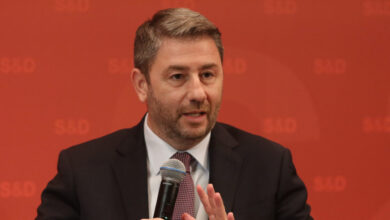 ΠΑΣΟΚ-εναντίον-κυβέρνησης-για-ακρίβεια-και-μπλόκα-αγροτών:-Επίθεση-φιλίας-στην-αντιπολίτευση