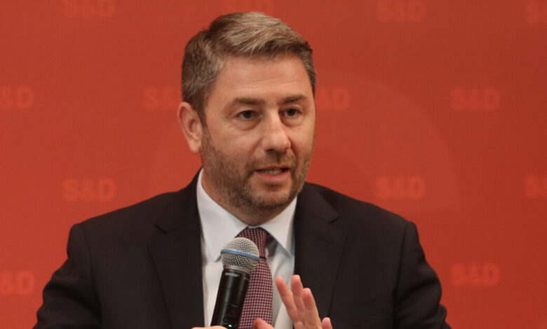 ΠΑΣΟΚ-εναντίον-κυβέρνησης-για-ακρίβεια-και-μπλόκα-αγροτών:-Επίθεση-φιλίας-στην-αντιπολίτευση