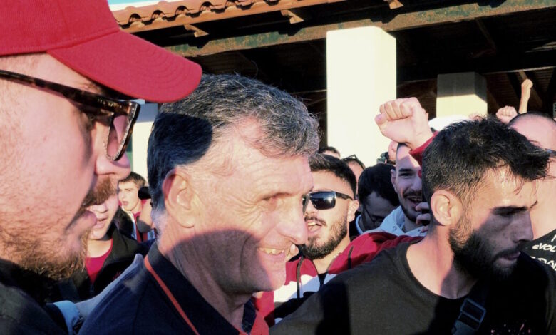 Ολυμπιακός:-Αποθεωτική-υποδοχή-για-τους-ερυθρόλευκους-στο-Σύρο,-παραμονές-του-αγώνα-για-το-Κύπελλο-Ελλάδας-betsson