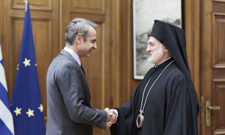Κυριάκος-Μητσοτάκης-και-Αρχιεπίσκοπος-Αμερικής-Ελπιδοφόρος-στο-Μαξίμου:-Επιβεβαιώθηκαν-οι-στενοί-δεσμοί-των-δύο-πλευρών