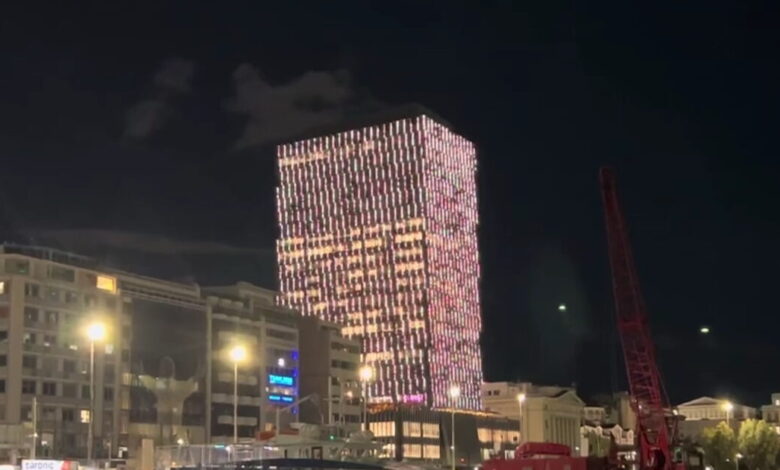 Πύργος-Πειραιά:-Φωταγωγήθηκε-για-τα-φετινά-Χριστούγεννα-το-εμβληματικό-κτήριο