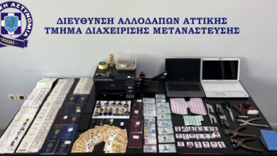 Κυψέλη:-Εργαστήριο-που-κατασκεύαζε-πλαστά-διαβατήρια-για-παράνομους-μετανάστες-–-Βίντεο-της-αστυνομίας