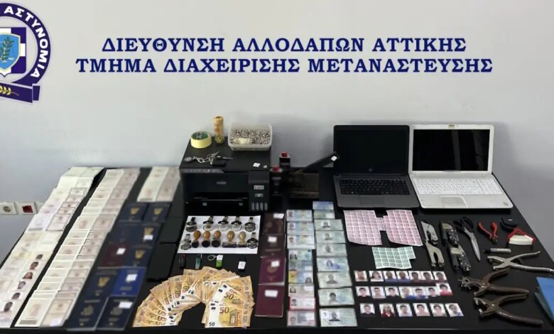 Κυψέλη:-Εργαστήριο-που-κατασκεύαζε-πλαστά-διαβατήρια-για-παράνομους-μετανάστες-–-Βίντεο-της-αστυνομίας