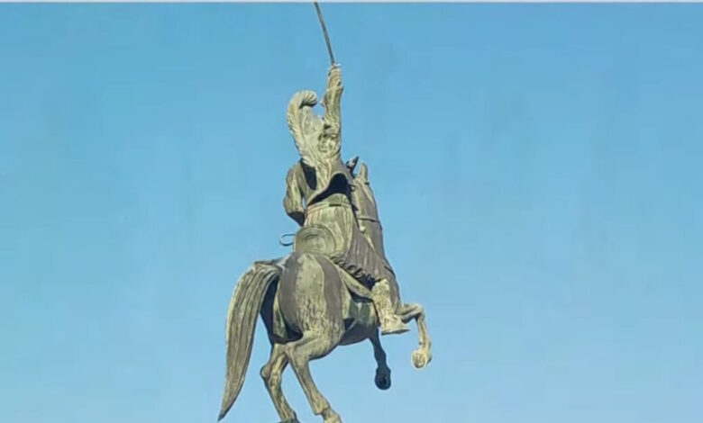 Στην-Αθήνα-ο-Θεόδωρος-Κολοκοτρώνης:-Το-άγαλμα-του-Γέρου-του-Μοριά-στην-Τρίπολη-θα-μεταφερθεί-για-συντήρηση