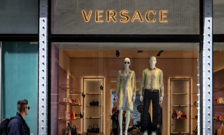 Η-prada-εξαγόρασε-την-versace-μετά-από-πολύμηνες-διαπραγματεύσεις