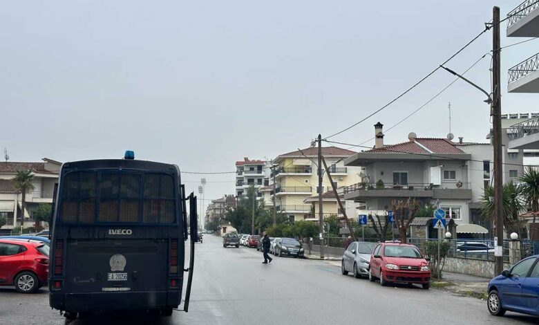 Φθορές-σε-δύο-οχήματα-της-Αστυνομίας-Τρικάλων-στα-μπλόκα-της-Καρδίτσας