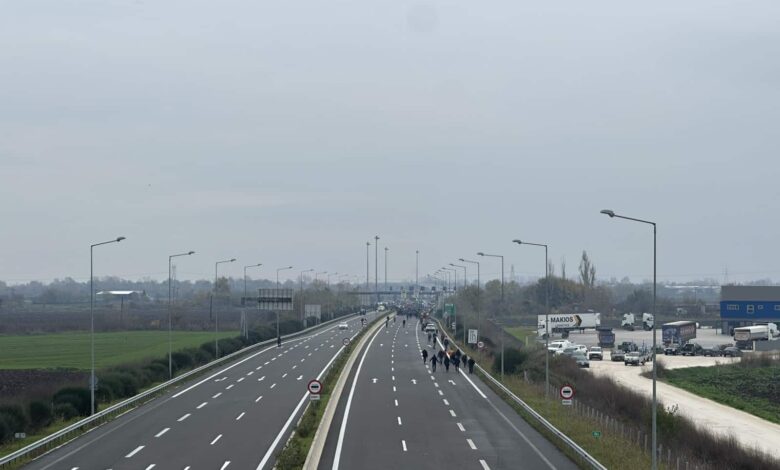 Αγρότες-μετακινήθηκαν-στα-διόδια-Λόγγου-–-Αναστάτωση-στον-Ε65-με-νταλίκες-σε-όπισθεν