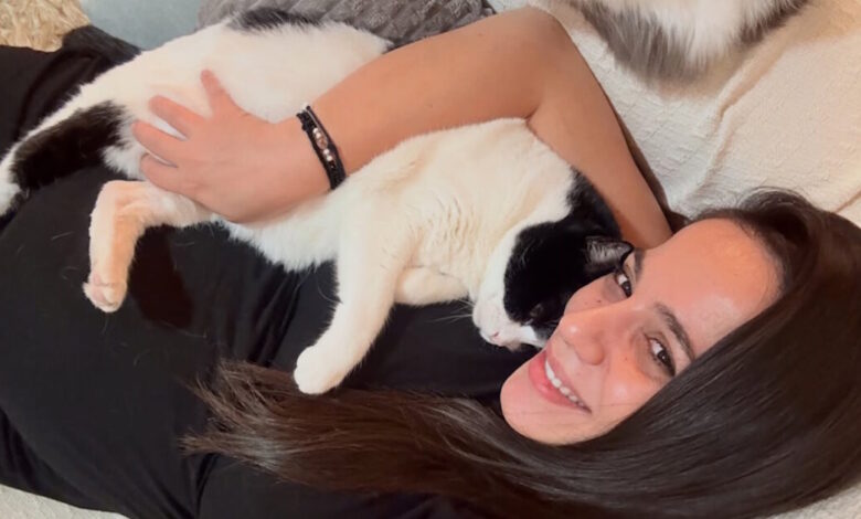 Ευλαμπία-Ρέβη:-«Είμαι-έγκυος-και-έχω-γάτες,-τα-πατουσάκια-πάνω-στην-κοιλιά-μου-είναι-αληθινή-αγάπη,-όχι-κίνδυνος»