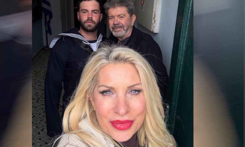 h-Ελένη-Μενεγάκη-στην-ορκωμοσία-του-Άγγελου-Λάτσιου-στο-Ναυτικό-με-τον-Γιάννη-Λάτσιο-και-τον-Μάκη-Παντζόπουλο