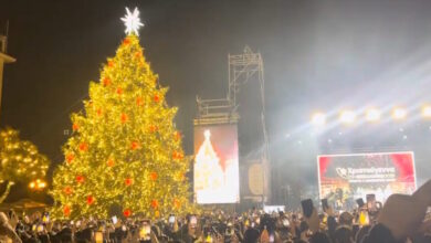 Φωταγωγήθηκε-το-χριστουγεννιάτικο-δέντρο-στη-Θεσσαλονίκη-–-Υπό-βροχή-οι-εκδηλώσεις