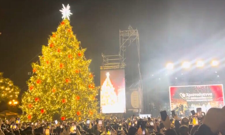 Φωταγωγήθηκε-το-χριστουγεννιάτικο-δέντρο-στη-Θεσσαλονίκη-–-Υπό-βροχή-οι-εκδηλώσεις