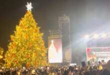 Φωταγωγήθηκε-το-χριστουγεννιάτικο-δέντρο-στη-Θεσσαλονίκη-–-Υπό-βροχή-οι-εκδηλώσεις