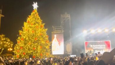 Φωταγωγήθηκε-το-χριστουγεννιάτικο-δέντρο-στη-Θεσσαλονίκη-–-Υπό-βροχή-οι-εκδηλώσεις