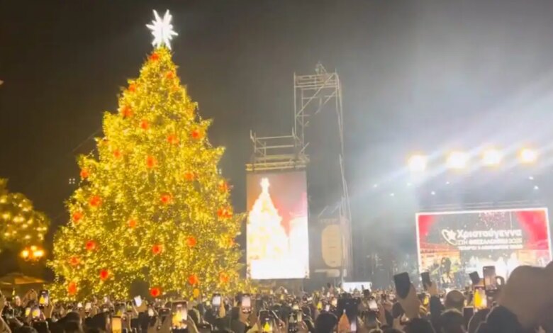 Φωταγωγήθηκε-το-χριστουγεννιάτικο-δέντρο-στη-Θεσσαλονίκη-–-Υπό-βροχή-οι-εκδηλώσεις