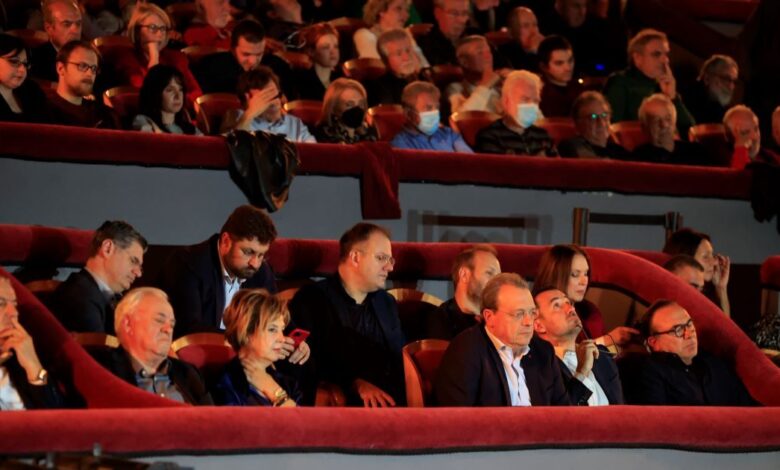 Ο-Αλέξης-Τσίπρας-«την-είπε»-στον-εξώστη-–-Φάμελλος-και-Χαρίτσης-άκουσαν-σε-ζωντανή-μετάδοση-ότι-«τελείωσαν»