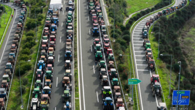 Ανησυχία-για-το-ενδεχόμενο-Χριστούγεννα-με-μπλόκα:-Το-χαρτί-του-διαλόγου-του-πρωθυπουργού-και-η-«κόκκινη»-γραμμή