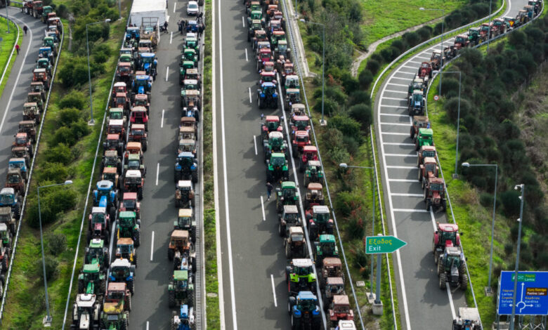 Ανησυχία-για-το-ενδεχόμενο-Χριστούγεννα-με-μπλόκα:-Το-χαρτί-του-διαλόγου-του-πρωθυπουργού-και-η-«κόκκινη»-γραμμή