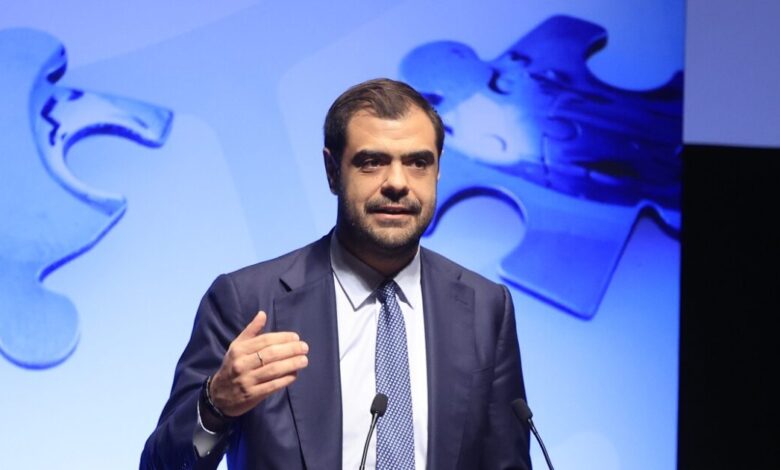 Μαρινάκης:-Το-«rebranding»-του-Τσίπρα-κατέληξε-το-πιο-σύντομο-ανέκδοτο