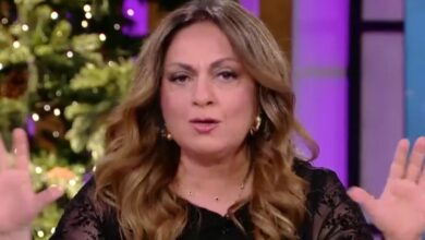 Σοφία-Μουτίδου-κατά-Αχιλλέα-Μπέου-για-τα-«γαλλικά»-στην-χριστουγεννιάτικη-εκδήλωση-–-«Φασιστική-καρικατούρα»