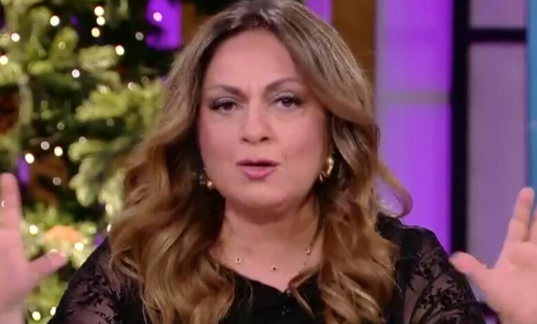 Σοφία-Μουτίδου-κατά-Αχιλλέα-Μπέου-για-τα-«γαλλικά»-στην-χριστουγεννιάτικη-εκδήλωση-–-«Φασιστική-καρικατούρα»