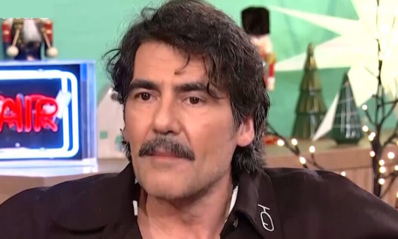 Αντώνης-Καρυστινός:-«Έκανα-ζογκλερικά-και-περπατούσα-με-ξυλοπόδαρα-στον-δρόμο»