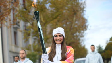 h-Κίμπερλι-Γκίλφοϊλ-έγινε-λαμπαδηδρόμος-και-έτρεξε-στη-Διονυσίου-Αρεοπαγίτου-με-τη-Φλόγα-των-Χειμερινών-Ολυμπιακών-Αγώνων